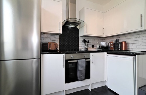 Clydebank House | Stunning 2 Bedroom Maindoor Home With Front & Back Private Garden