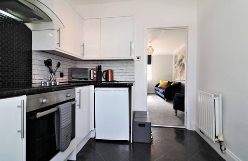 Clydebank House | Stunning 2 Bedroom Maindoor Home With Front & Back Private Garden
