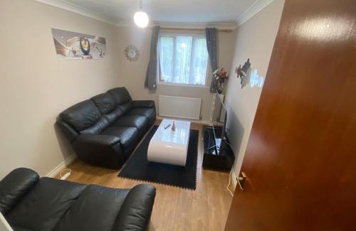 Fairfield Apartment | STUNNING 2 BEDROOM WITH GARDEN Sleep 6