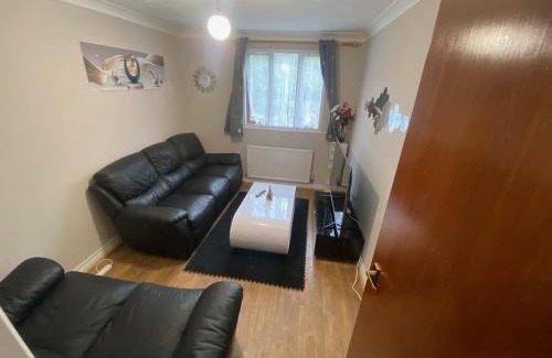 Fairfield Apartment | STUNNING 2 BEDROOM WITH GARDEN Sleep 6
