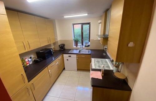 Fairfield Apartment | STUNNING 2 BEDROOM WITH GARDEN Sleep 6