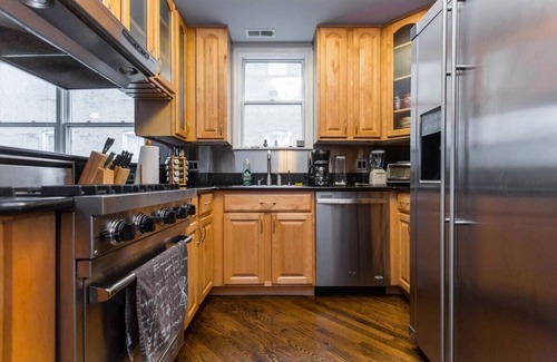 Noble Square Apartment | Stunning 2 Floor Apt with Rooftop - view of Loop!
