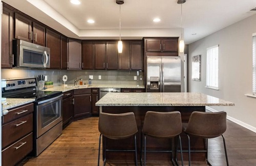 Mount Auburn Apartment | Stunning 2BR Apartment Near Downtown