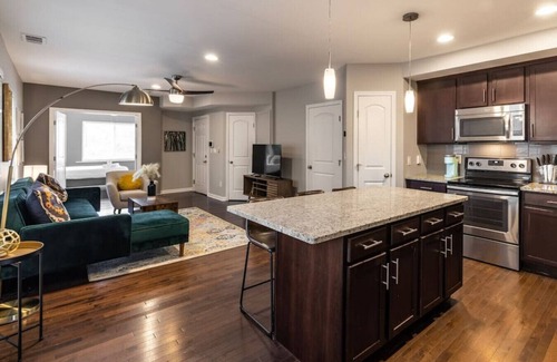 Mount Auburn Apartment | Stunning 2BR Apartment Near Downtown