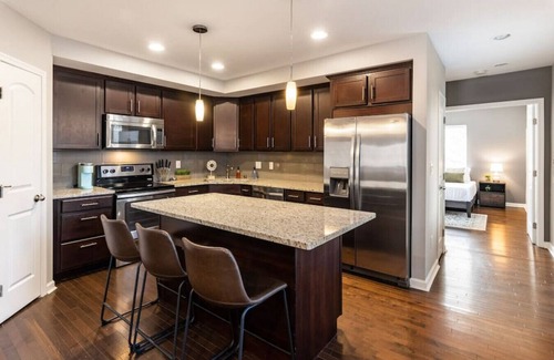 Mount Auburn Apartment | Stunning 2BR Apartment Near Downtown