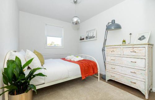 Dalston Apartment | Stunning 2BR Apt wPatio in Dalston, 2 min to Tube