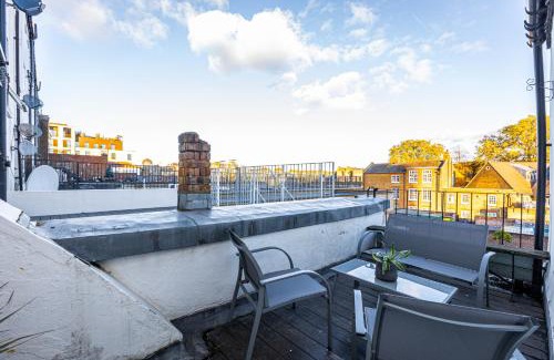 Dalston Apartment | Stunning 2BR Apt wPatio in Dalston, 2 min to Tube