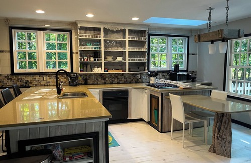 South Haven House | Stunning, 2br home on a wooded lot-serene feel of nature yet close to it all