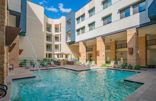 North Scottsdale Apartment | Stunning 2BR Kierland Common, TPC Golf, Pool, Gym, W-D