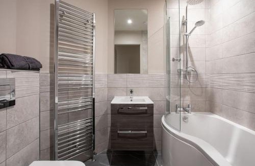 Belfast Apartment | Stunning 2BR next to the City Airport BHD - Free Parking