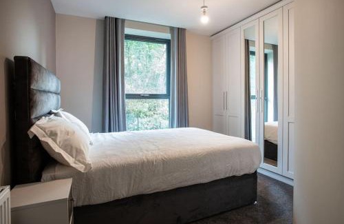 Belfast Apartment | Stunning 2BR next to the City Airport BHD - Free Parking