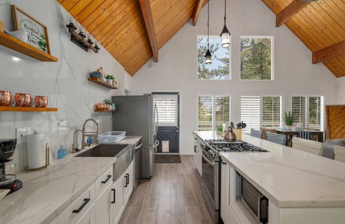 Lake Arrowhead Ski Chalet | Stunning 3 bdrm/2 Bath Chalet, High Celings, Chef’s Kitchen, Fire-pit, Quiet
