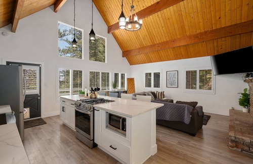 Lake Arrowhead Ski Chalet | Stunning 3 bdrm/2 Bath Chalet, High Celings, Chef’s Kitchen, Fire-pit, Quiet