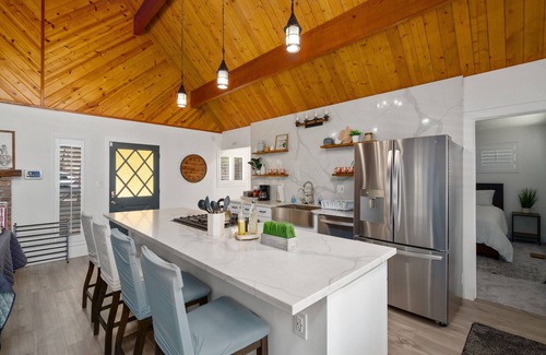 Lake Arrowhead Ski Chalet | Stunning 3 bdrm/2 Bath Chalet, High Celings, Chef’s Kitchen, Fire-pit, Quiet