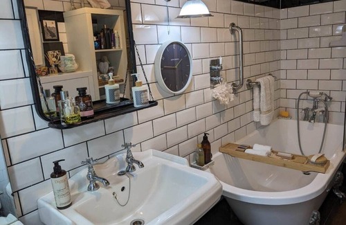 Selkirk House | Stunning 3 Bed Villa with Garden