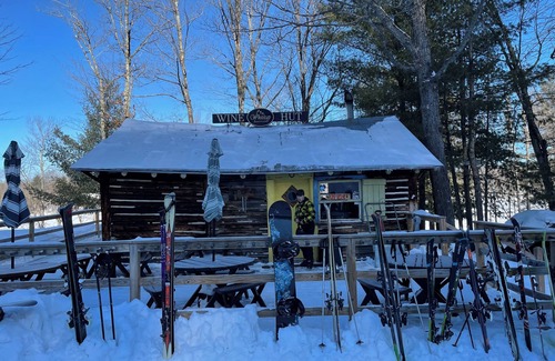 Upson House | Stunning 3 bed/2bath Cottage with lake frontage. Winter ski in/out Whitecap Mtn
