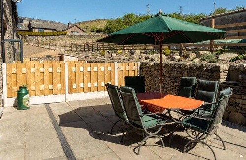 Kendal Cottage | Stunning 3 bed cottage with exceptional views over fields and the Lakeland fells