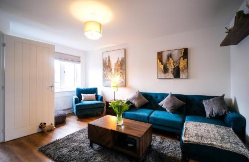 Moffat House | Stunning 3 Bed Home in Somerset with 2 Parking Spaces