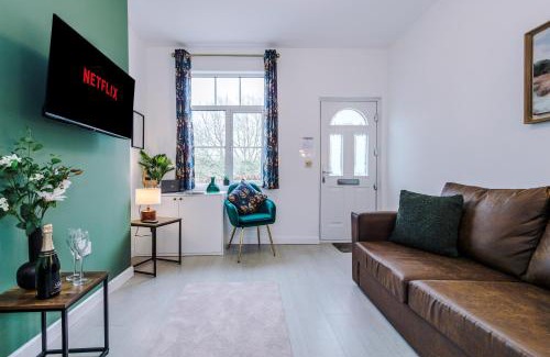Nantwich House | Stunning 3-bed home in Nantwich by 53 Degrees Property - Amazing location, Ideal for Groups - Sleeps 6