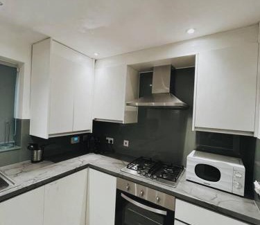 Oldbury House | Stunning 3-Bed House in Oldbury