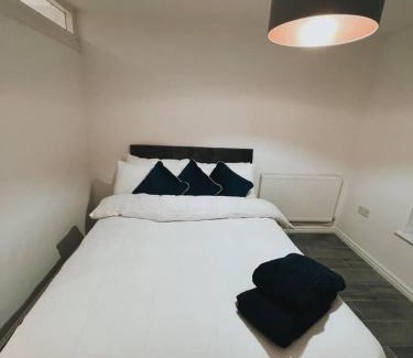 Oldbury House | Stunning 3-Bed House in Oldbury