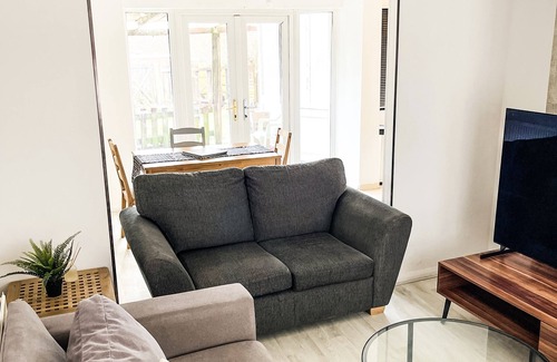 Shirley House | Stunning 3-bed House in London With Free Parking