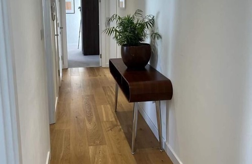 Lusty Glaze Apartment | Stunning 3 bed + Sea view + Parking + Near beach