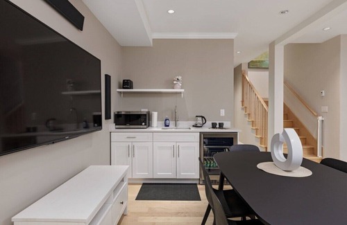 Lower Lonsdale House | Stunning 3 bedroom Secondary Suite N. Van