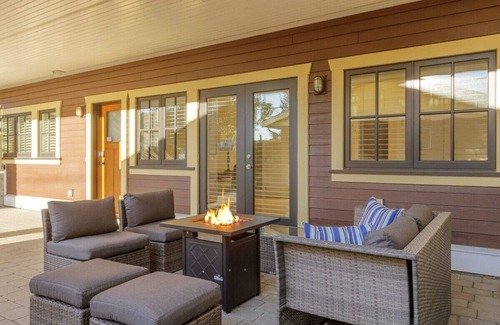 Lower Lonsdale House | Stunning 3 bedroom Secondary Suite N. Van