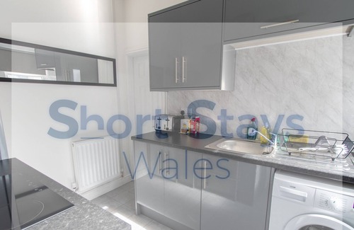Gelligaer House | Stunning 3 bedroom House in Penpedairheol!