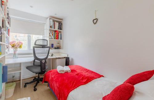 Shaftesbury House | Stunning 3 Bedroom House with Garden in Battersea