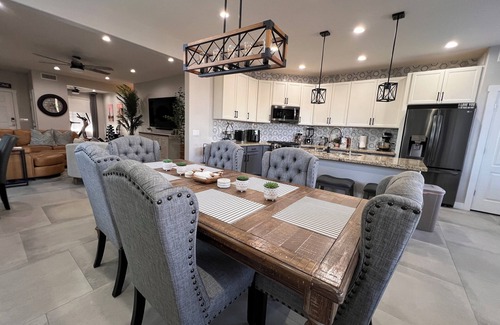 Villago House | Stunning 3 Bedroom Desert Retreat with Pool, Gazebo and Home Gym