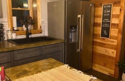 Chillicothe Cabin | stunning 3 bedroom cabin, access to many local trails, shops, activities
