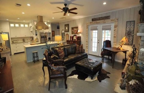 Weatherford House | Stunning 3 bedroom, 3.5 bath home in Historic Weatherford
