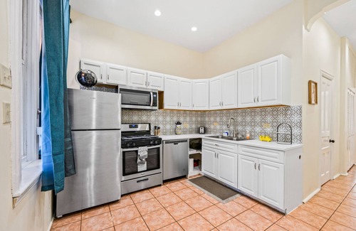 Wrightwood Neighbors Condo | Stunning 3 BR in prime Chicago location