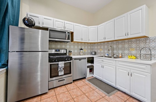 Wrightwood Neighbors Condo | Stunning 3 BR in prime Chicago location