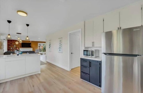 Bryn Mawr-Skyway House | Stunning 3 BR Seattle Lake View House with AC & Heat
