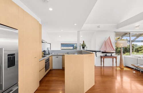 Point Lonsdale House | Stunning 3-Storey Coastal Retreat with Breathtaking Water Views