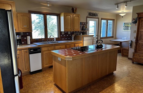 Bozeman House | Stunning 360° Vistas - Swim/Skating Pond - 10 Min. to Downtown