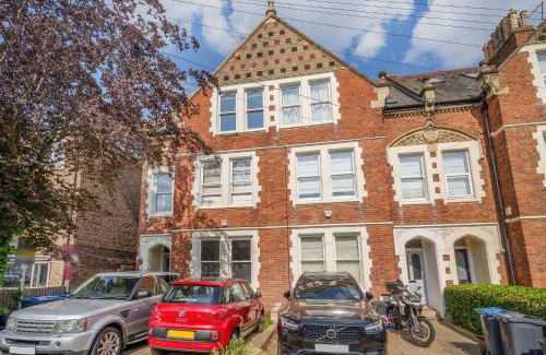 Wimbledon Apartment | Stunning 3B2Ba Huge entertaining space and hottub!