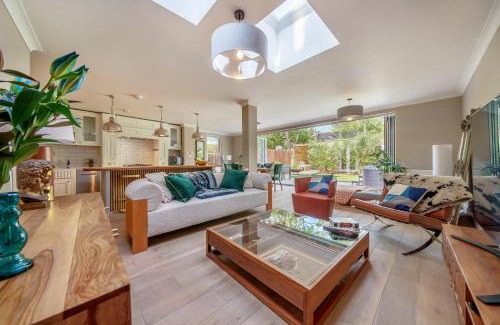 Wimbledon Apartment | Stunning 3B2Ba Huge entertaining space and hottub!