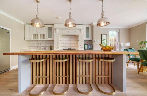 Wimbledon Apartment | Stunning 3B2Ba Huge entertaining space and hottub!