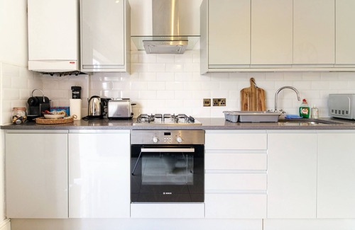 Uxbridge House | Stunning 3bedroom bungalow in Uxbridge (Parking)