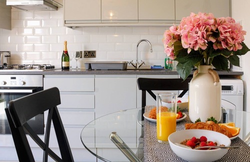 Uxbridge House | Stunning 3bedroom bungalow in Uxbridge (Parking)