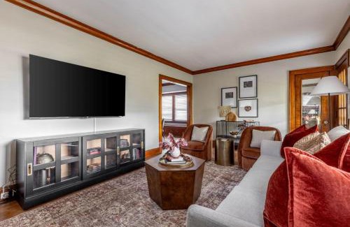 Cleveland House | Stunning 3BR - Near Cleveland Clinic Main Campus