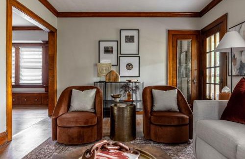 Cleveland House | Stunning 3BR - Near Cleveland Clinic Main Campus