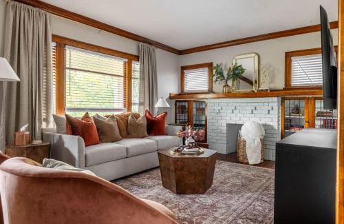 Cleveland House | Stunning 3BR - Near Cleveland Clinic Main Campus