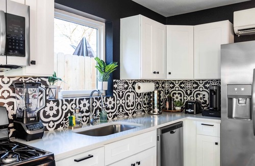 East Cesar Chavez House | Stunning 3rd St Escape 6th Street 4 min Walk