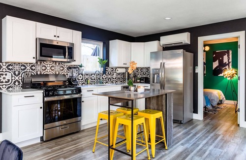East Cesar Chavez House | Stunning 3rd St Escape 6th Street 4 min Walk