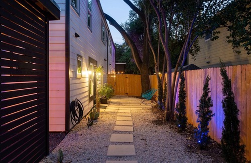 East Cesar Chavez House | Stunning 3rd St Escape 6th Street 4 min Walk